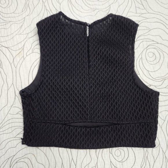 [S] She & Sky Black Sleeveless Crop Top - Picture 2 of 9